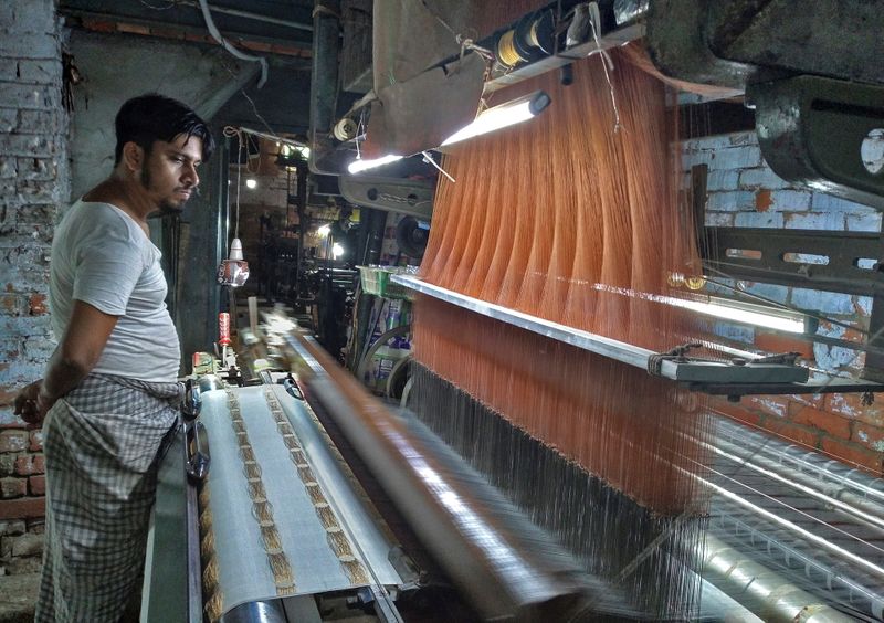 アングル：インドのサリー製造、物価高と需要低迷の「二重苦」