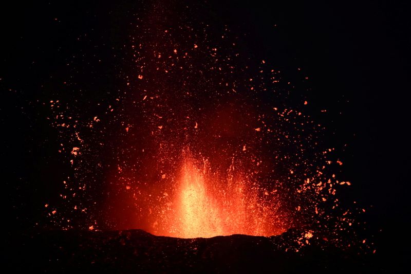カナリア諸島の火山噴火、早期終息の兆候ない＝州首相