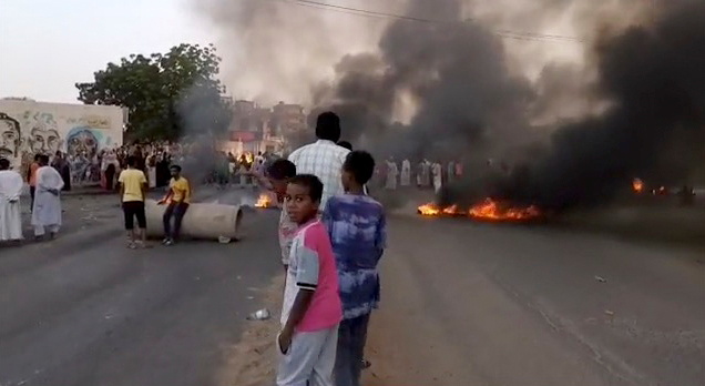 スーダン軍が首相ら拘束、クーデターと情報省　市民が抗議