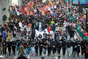 タイ首都で大規模デモ、王室改革要求は違憲との裁判所判断に抗議