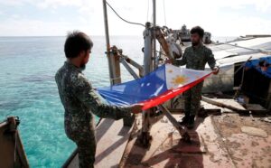 フィリピン、南シナ海での中国海警船の妨害行為を非難