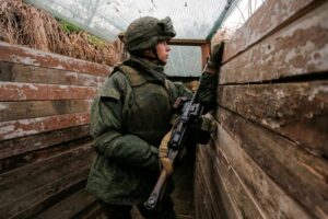 ウクライナ東部の親ロシア派が戦闘態勢強化、大規模演習実施