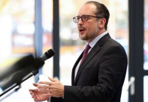 オーストリア首相が辞意、クルツ前首相は政界引退へ