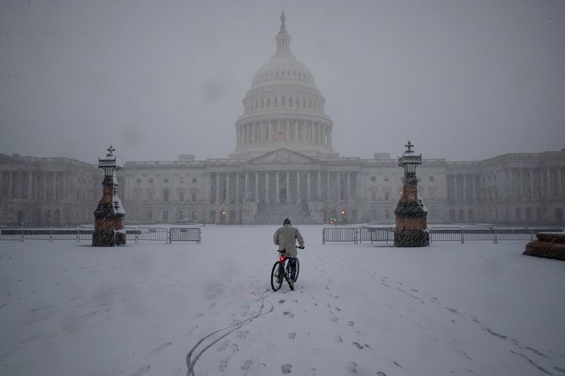 米議会で新型コロナ感染が急増、オミクロン株が61％に