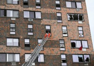 米ニューヨークの集合住宅で火災、子ども含む19人死亡