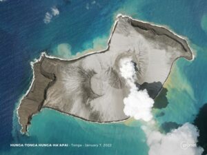トンガ、海底火山噴火で通信障害続く　津波被害まだ不明