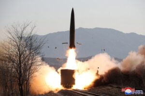 北朝鮮、弾道ミサイル2発を発射　EEZ外に落下と推定＝岸防衛相