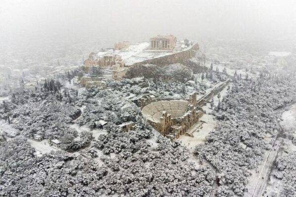 ギリシャ首都アテネが大雪でまひ、公共交通が停止　車は立ち往生