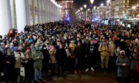 ロシア各地で反戦デモ、警察は1600人余りを拘束