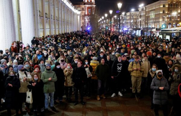 ロシア各地で反戦デモ、警察は1600人余りを拘束