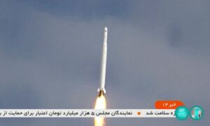 イラン、2基目の軍事衛星打ち上げ 核・ミサイル開発の懸念高まる