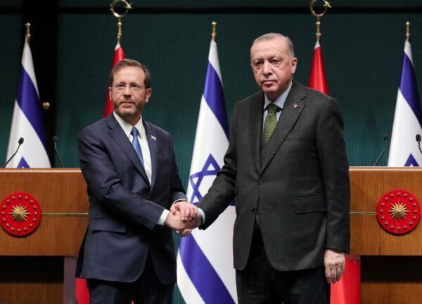 イスラエル大統領がトルコ訪問、エルドアン大統領は関係改善強調