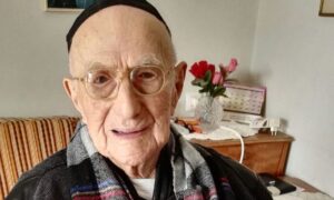 ホロコースト生還者　113歳の男性死去