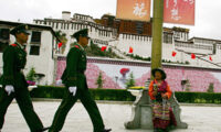 中国当局、チベット人中学生3人拘束　民族同化政策反対で
