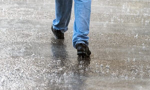 靴が濡れたときの対処法 – 臭いも残さず早く乾かす方法4つ