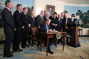 トランプ米大統領、対中制裁措置に署名、年間6兆円規模