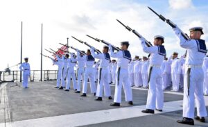 海自、バリ島北海域で洋上慰霊祭　インドネシア軍潜水艦事故の犠牲者53人を追悼