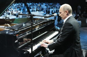 プーチン大統領、ピアノを演奏　習近平氏を待つ間