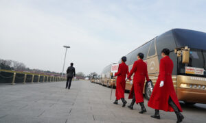中国両会のプロバガンダ　外国人記者の「挙手写真」でオープンな会見演出