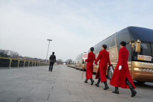 中国両会のプロバガンダ　外国人記者の「挙手写真」でオープンな会見演出