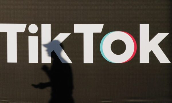 TikTok、未成年にポルノや薬物関連動画をすすめる＝報道