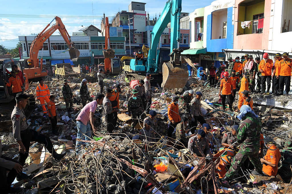 インドネシア大地震　死者100人超