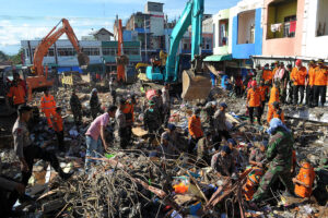 インドネシア大地震　死者100人超