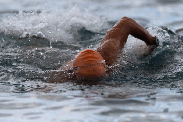 海岸で溺れた母子　救出した少年の姿がドローンで空撮