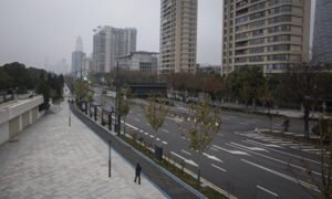 封鎖された武漢市、「検査キット不足で確定診断できない」