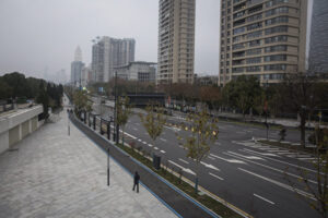 封鎖された武漢市、「検査キット不足で確定診断できない」