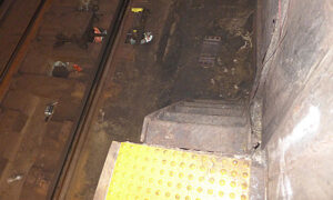 ニューヨークの地下駅で線路から落ちたらどうする？