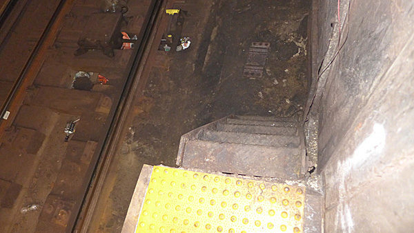 ニューヨークの地下駅で線路から落ちたらどうする？