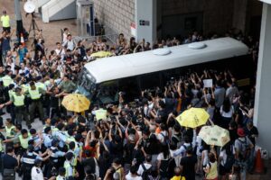 香港「雨傘運動」主導者に実刑判決、元リーダーらは「諦めないで」
