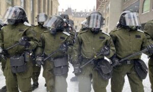 カナダ、警官隊がデモ隊を排除　主催者「平和的な撤退」呼びかけ