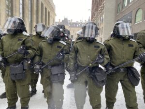 カナダ、警官隊がデモ隊を排除　主催者「平和的な撤退」呼びかけ