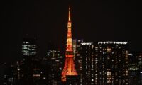 東京タワーが真っ赤な「中国紅」に　「媚中イベント」との批判も