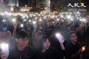 香港で人権民主法の成立を祝う集会　数万人が参加