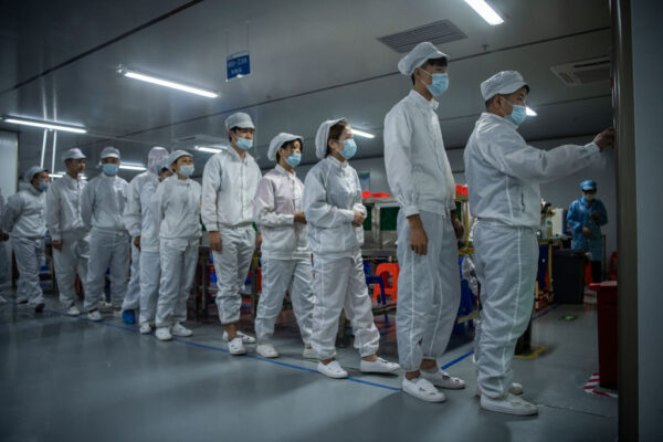 『写真で一言』指紋認証で昼食を受け取る従業員