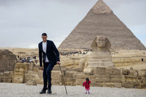 世界一身長が高い男性と世界一身長が低い女性　ピラミッド前で写真を撮る