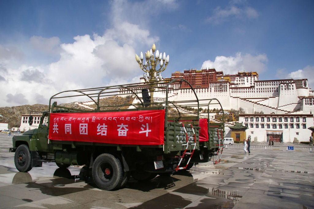 狙いはインドか　中国当局、チベット軍区で大規模な軍事演習