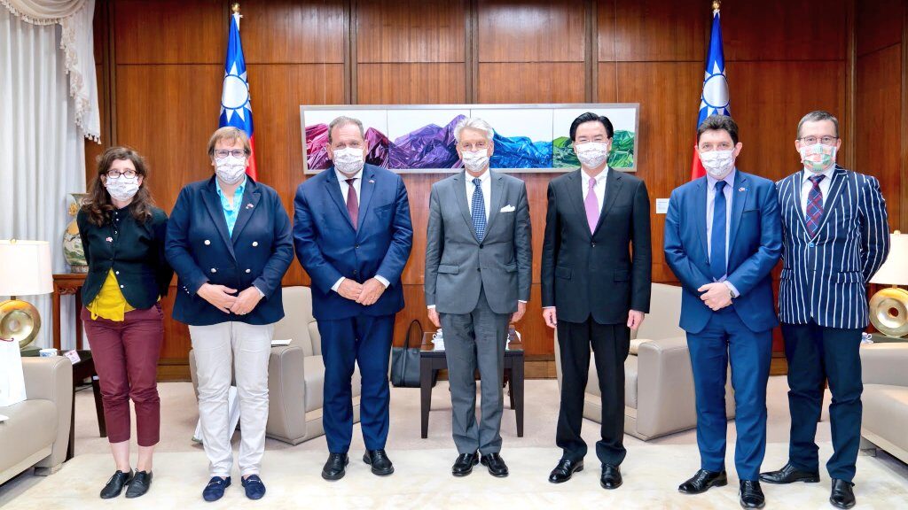 相次ぐ海外高官の台湾訪問　仏上院議員団、豪アボット元首相も