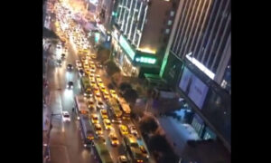 タクシードライバーが大規模ストライキ　契約金引下げ求める=中国重慶市