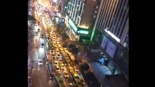 タクシードライバーが大規模ストライキ　契約金引下げ求める=中国重慶市