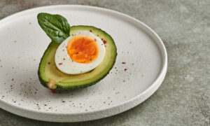 スーパーフード「アボカド」と卵の栄養価の高い朝食