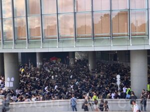 ＜香港デモ＞大学生ら政府機関前で座り込み開始