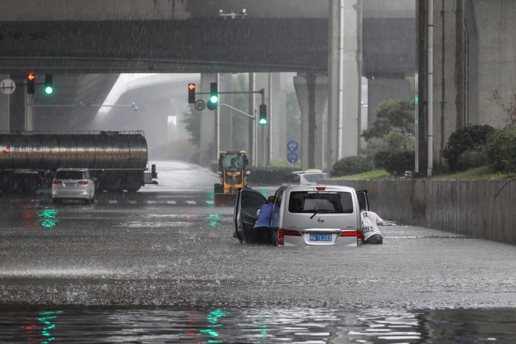 河南省鄭州市、豪雨で地下鉄に浸水　死者複数