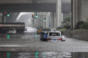 河南省鄭州市、豪雨で地下鉄に浸水　死者複数