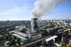ロンドンで深刻な高層マンション火災　少なくとも6人死亡、20人が重体