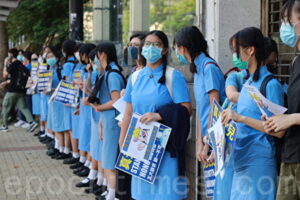 【写真】香港中高生が人間の鎖「5大要求は1つも欠けてはいけない」