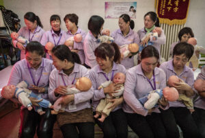 深刻化する中国の少子化問題　出産促す「育児ローン」提供する地方政府も